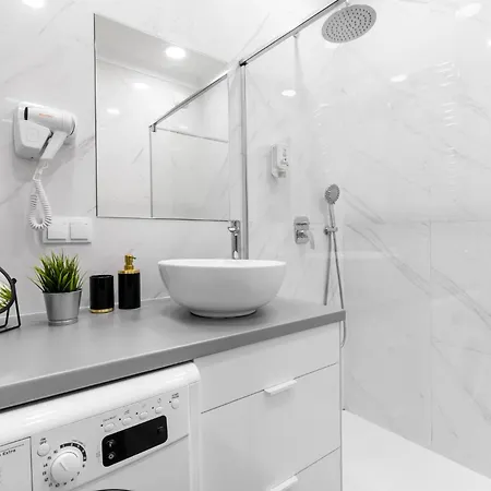 - Great Location- One Bedroom - Siedmiogrodzka 3 Warszawa