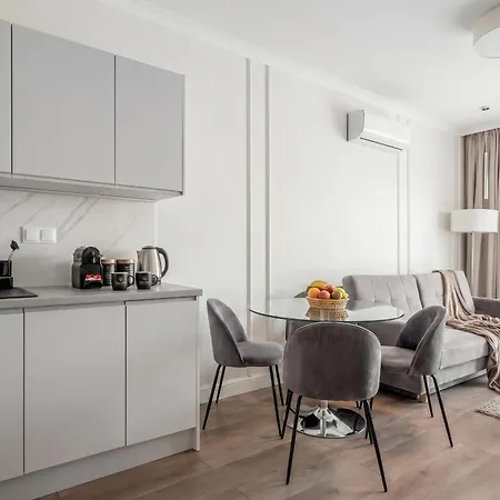 Golden - Elegant & Sunny, Siedmiogrodzka 3 * Varsavia